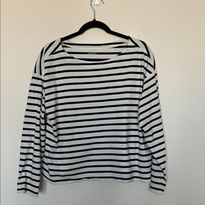 Old Navy Women's Black and White Striped Long-Sleeve Tee